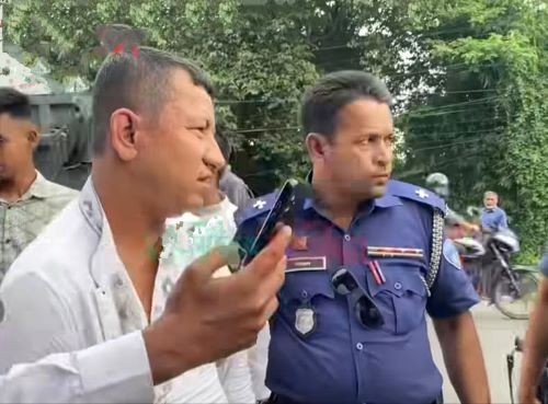 লক্ষ্মীপুরে আওয়ামী লীগ নেতাকে গণপিটুনি দিয়ে পুলিশে সোপর্দ